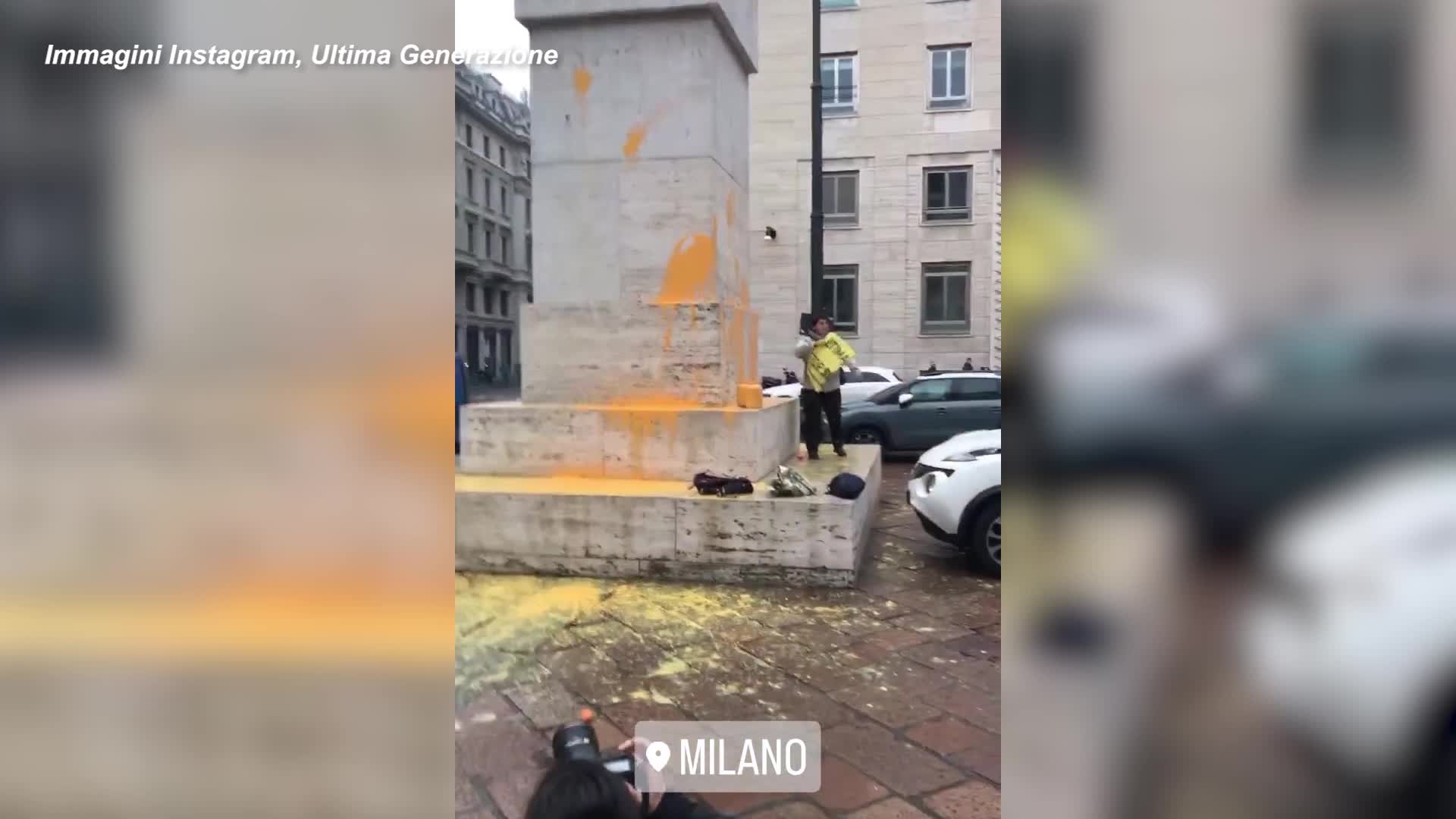 Milano Attivisti Di Ultima Generazione Imbrattano Il Dito Di