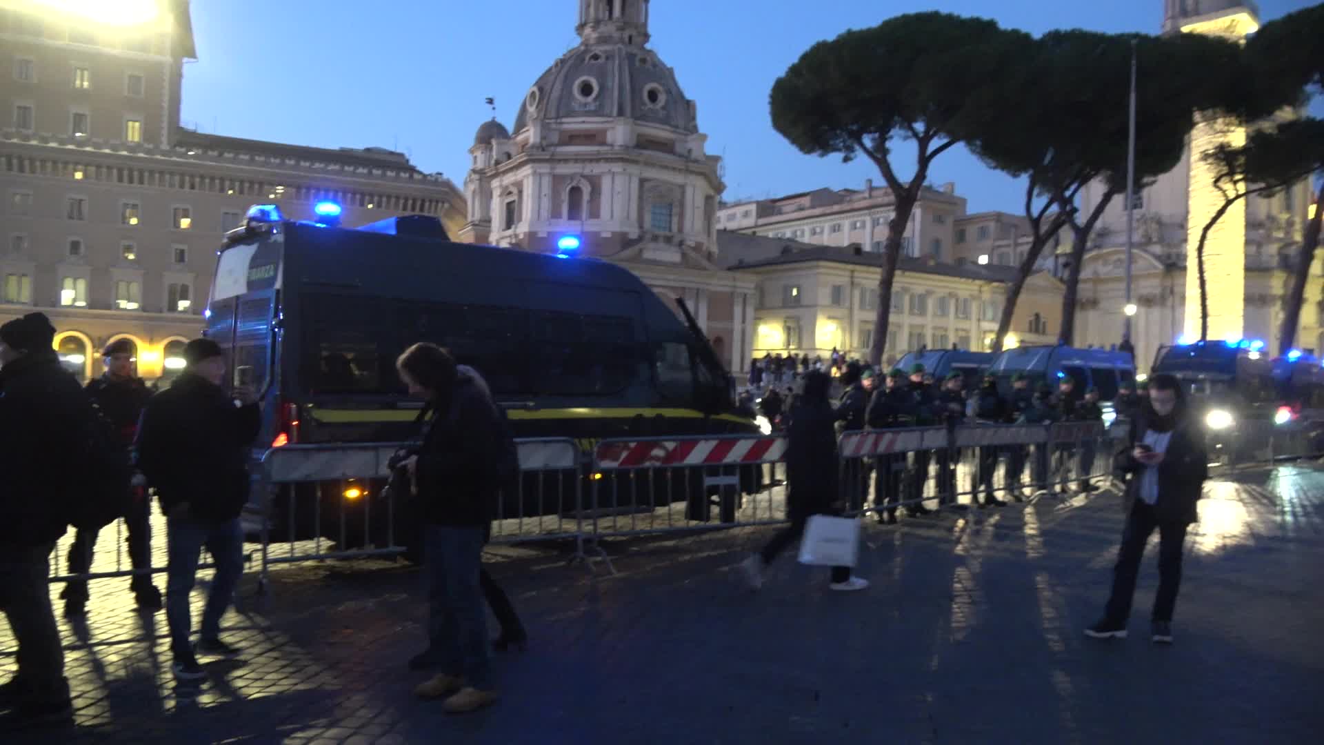 Roma Momenti Di Tensione Tra Polizia E Manifestanti Per Il Diritto