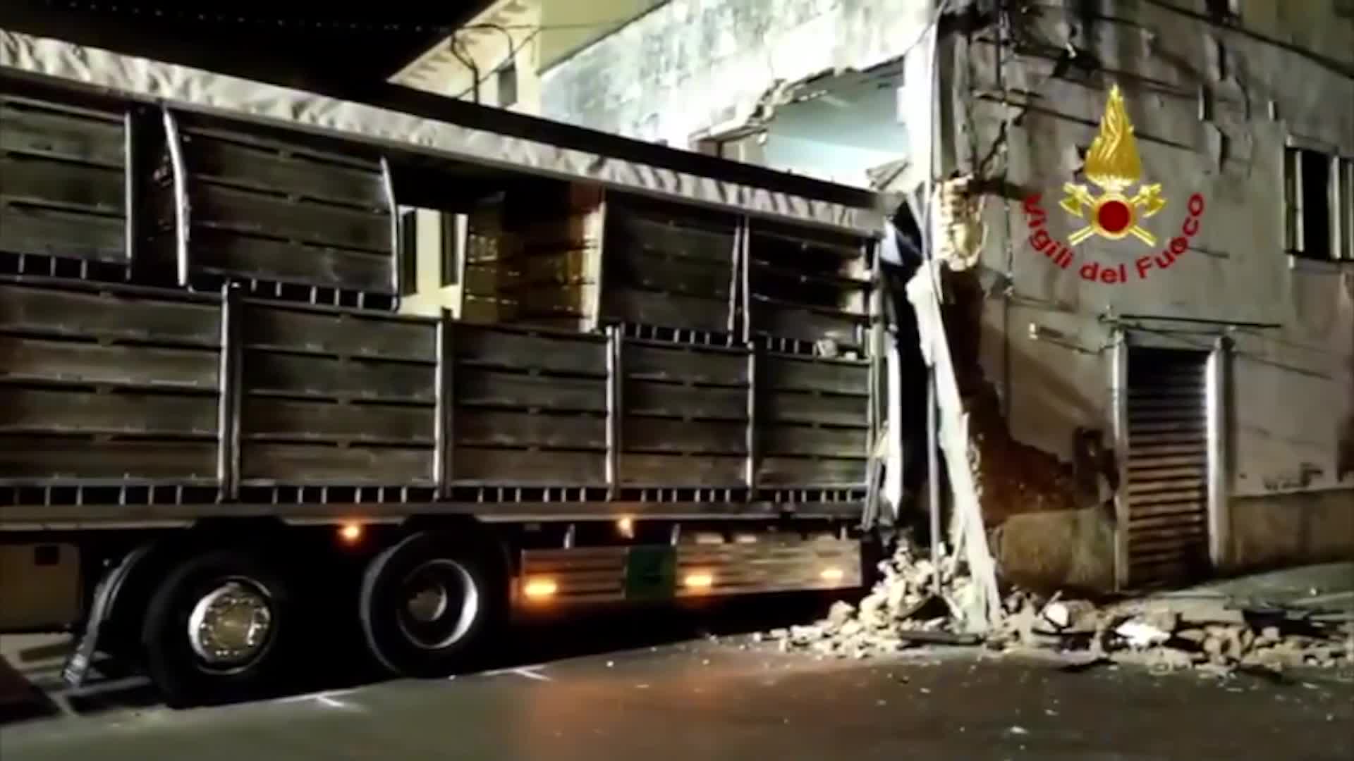 Camion Si Schianta Contro Una Casa Nel Veronese E La Sventra Ferito L