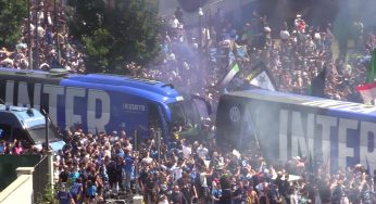 Festa Inter, tifosi in delirio all’arrivo dei pullman della squadra a San Siro
