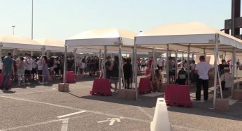 Covid, un biglietto per lo stadio per chi si vaccina. Tanti i giovani all’hub di Tor Vergata