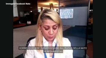 Nato, la giornalista afghana si commuove e chiede a Stoltenberg di non riconoscere i talebani