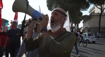 Roma, Alitalia in corteo con le maschere della Casa di Carta