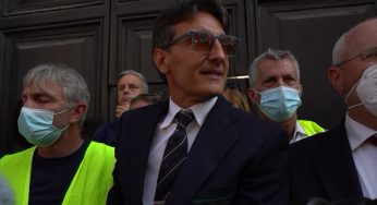 Alitalia, senatrice Lupo (M5S) si incatena con gruppo lavoratori