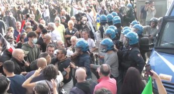 No Green pass in piazza: cariche della polizia, lacrimogeni e idranti sui manifestanti