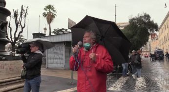 Studenti, precari della scuola e lavoratori in corteo a Roma contro il governo Draghi