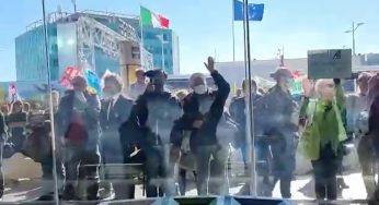 Alitalia, la protesta dei lavoratori dentro lo scalo romano