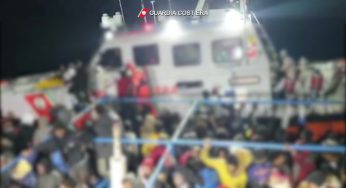 Bloccato peschereccio con 305 migranti, trasportati a Lampedusa