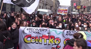 Scuola, a Milano fumogeni in piazza Affari e insulti al ministro Bianchi: “Dimettiti”