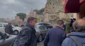 M5s, Di Maio arriva all’hotel Forum sotto il diluvio: nessuna dichiarazione alla stampa