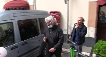 Beppe Grillo glissa sulle domande sulle armi in Ucraina e lascia l’hotel Forum di Roma