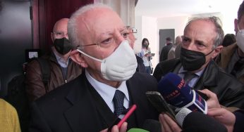 Mascherine, De Luca: “In Campania restano obbligatorie nei luoghi al chiuso”