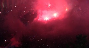 Milan, festa incontenibile per l’arrivo della squadra in piazza Duomo