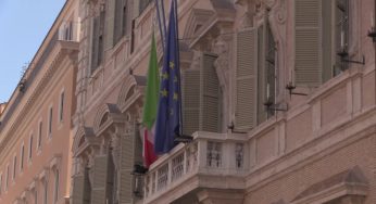 Grillo arriva al Senato: “Draghi vi ha chiesto di fare fuori Conte? Ricostruzioni meravigliose”