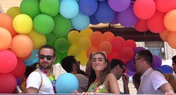 Pride Milano, carri e manifestanti in giro per le strade della città