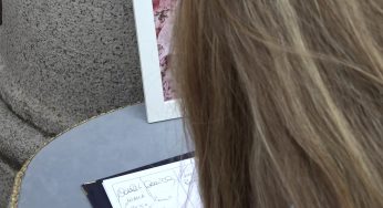 Bimba morta di stenti a Milano: palloncini e uno striscione ai funerali di Diana