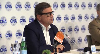 Elezioni, Calenda: “Mentre noi giochiamo a racchettoni, Draghi manda avanti. Fermiamoci”