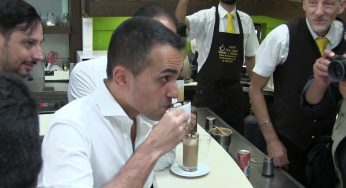 Di Maio passeggia a Napoli ed incontra commercianti afflitti dal caro bollette