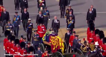 Il feretro della regina Elisabetta II giunto a Westminster Hall