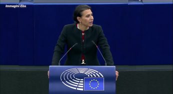 Mahsa Amini, la protesta arriva al Pe: eurodeputata svedese si taglia i capelli