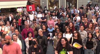Mahsa Amini, flashmob di Amnesty International a Firenze: “Stop al velo alle donne”