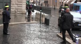 Berlusconi e La Russa arrivano in Senato sotto la pioggia per la prima seduta