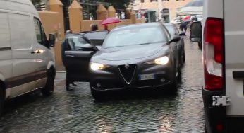 Conte entra a Montecitorio e scherza con i giornalisti: “Siamo andati al letto tranquilli”