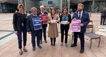 Iran, Gli eurodeputati del Pd si tagliano i capelli in solidarietà con le donne iraniane