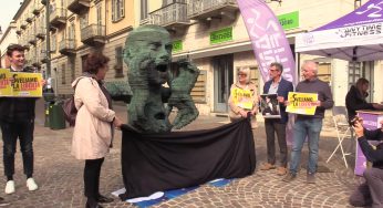 Iran, a Torino taglio di capelli e svelamento statue per Mahsa Amini
