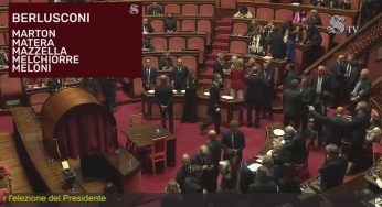Senato, Berlusconi barcolla uscendo dal catafalco