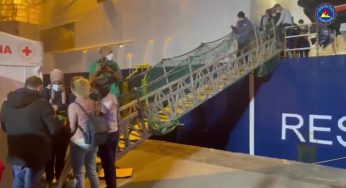 Catania, iniziato lo sbarco dei migranti dalla Geo Barents: scesi bambini e donne