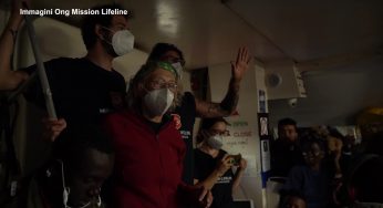 Migranti, Rise Above in porto a Reggio Calabria: l’esultanza delle persone a bordo