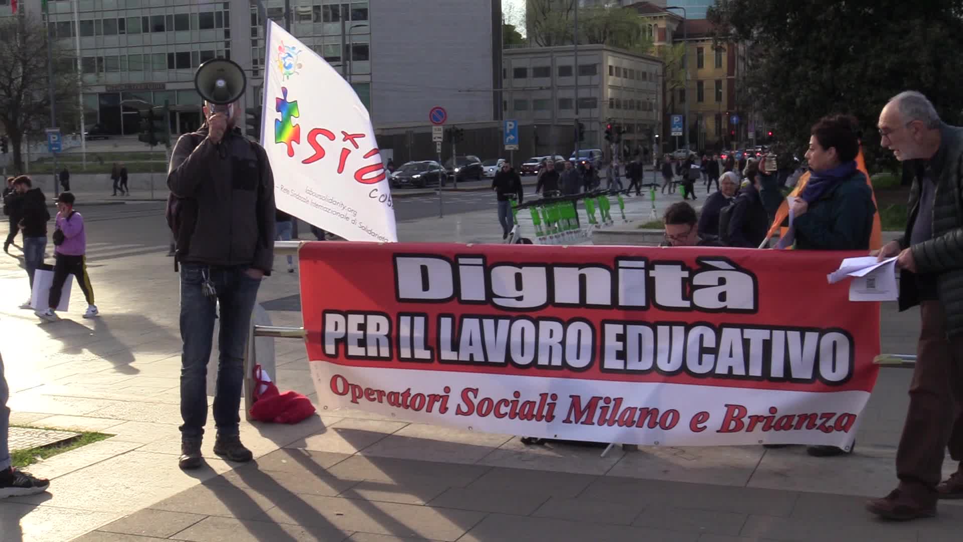 Milano Operatori Sociali Davanti Alla Stazione Centrale “dignità Per Il Lavoro Educativo 0898