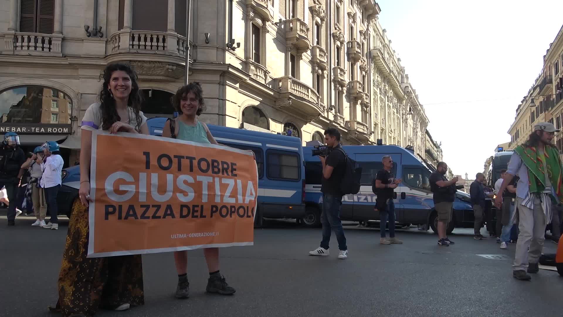 Ultima Generazione, La Protesta Arancione Degli Ambientalisti A Roma ...