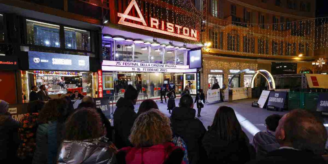 Sanremo 2025 L'esterno del teatro Ariston che attende gli ospiti del Festival