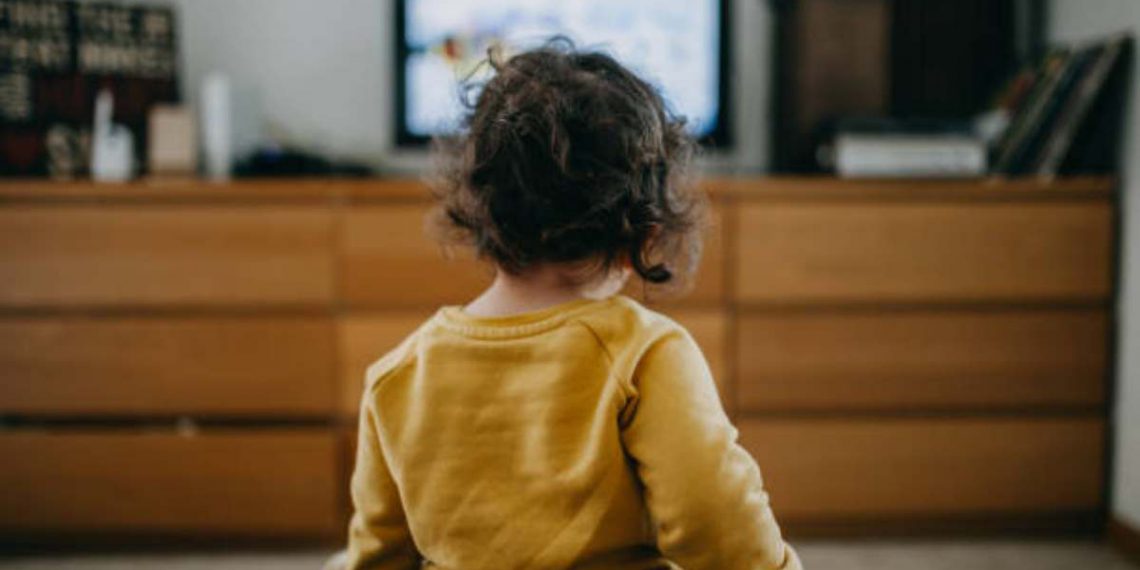 Bambina si lega a una sedia per non andare in casa famiglia