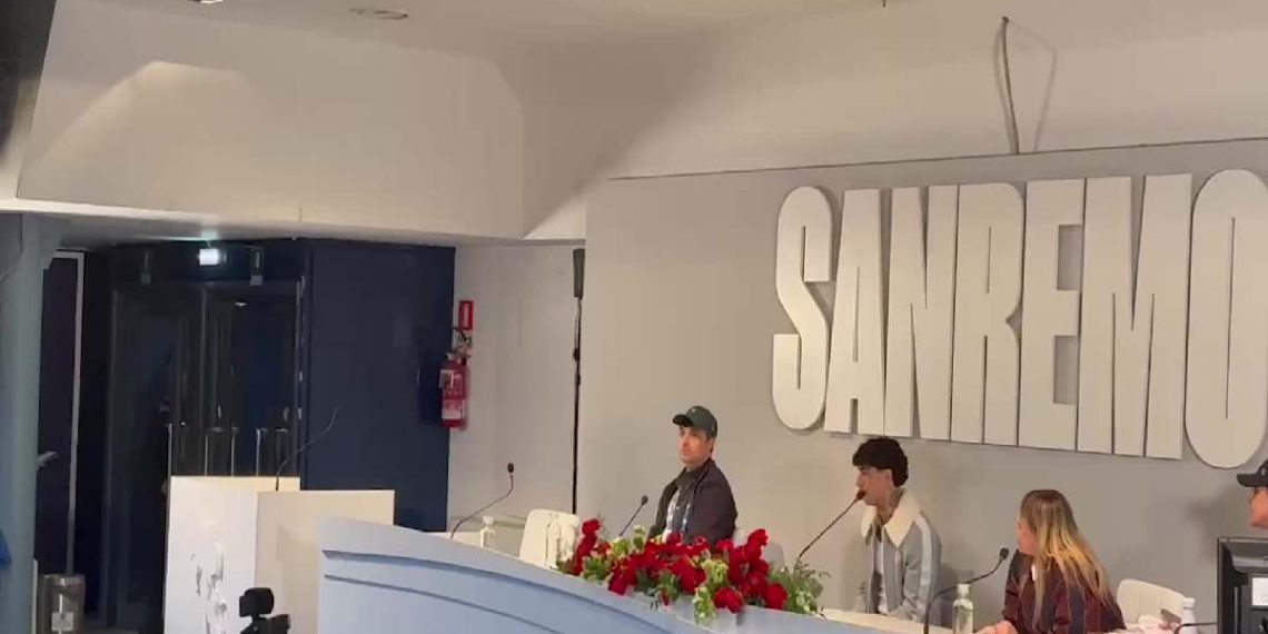 Tony Effe a una conferenza stampa legata al Festival di Sanremo
