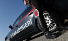 Un carabiniere vicino alla sua vettura