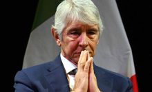 Andrea Abodi, ministro dello Sport, in un'immagine alquanto riflessiva a mani giunte