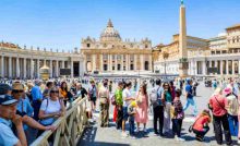 Alta affluenza al Vaticano per rendere omaggio al Papa