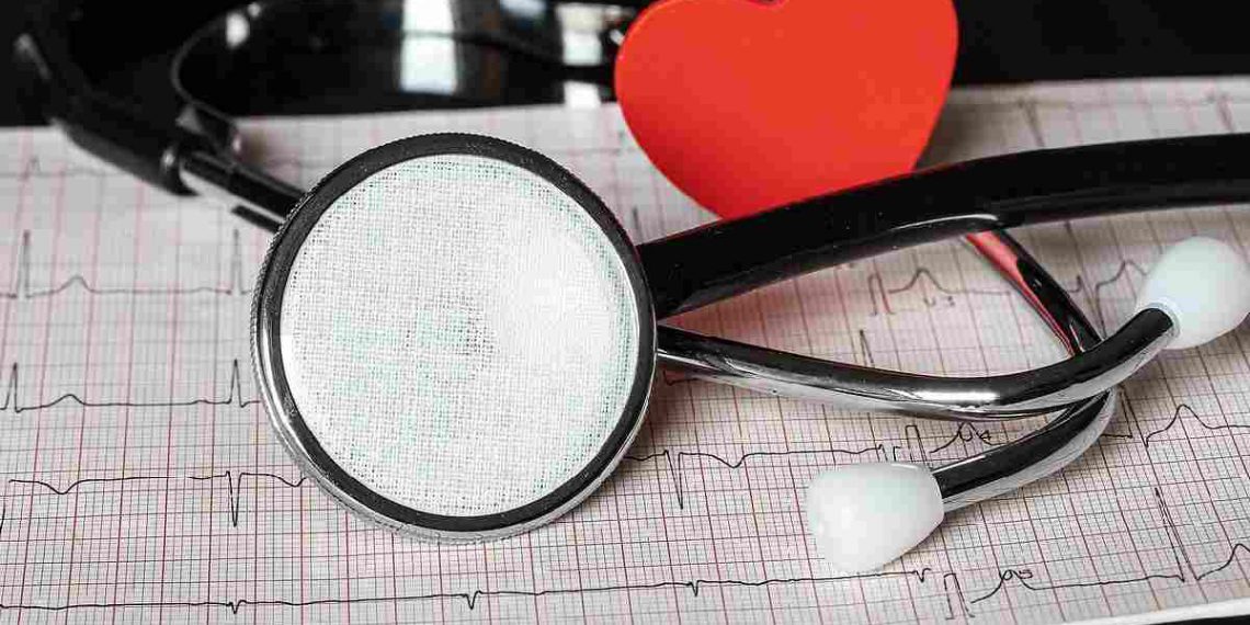 Impatto delle malattie cardiache sulla longevità in Italia: accorciano di oltre quattro mesi la vita degli italiani - Nella foto, uno stetoscopio e un elettrocardiogramma