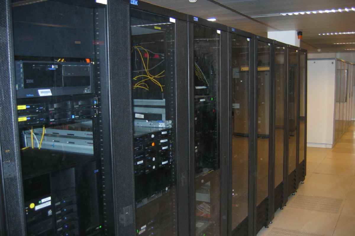 Interno di un centro di elaborazione dati con armadi e relativi rack