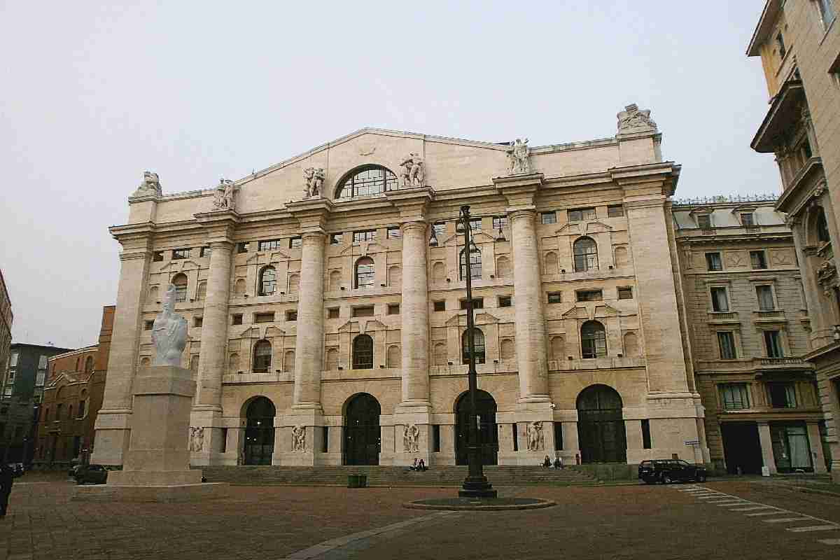 Palazzo Mezzanotte, Piazza Affari