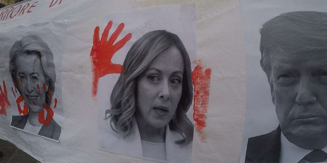 Uno striscione nel quale viene denunciata la resposabilità di Meloni e altri politici per quanto sta avvenendo a Gaza
