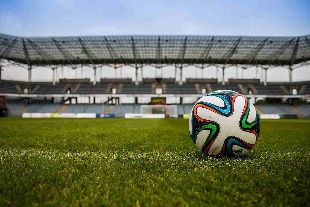 Un pallone in un campo da calcio