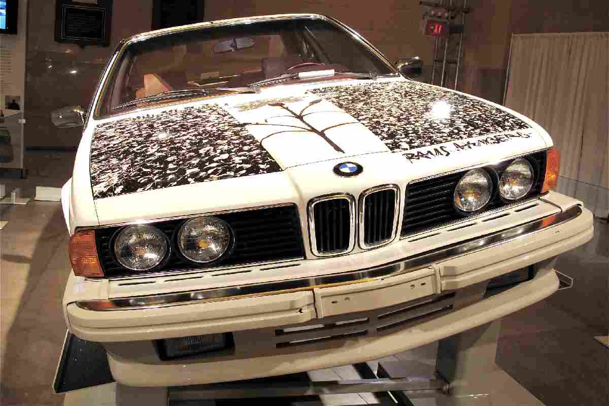 Una BMW 635CSi dipinta da Rauschenberg nel 1985 nell'ambito del progetto BMW Art Car