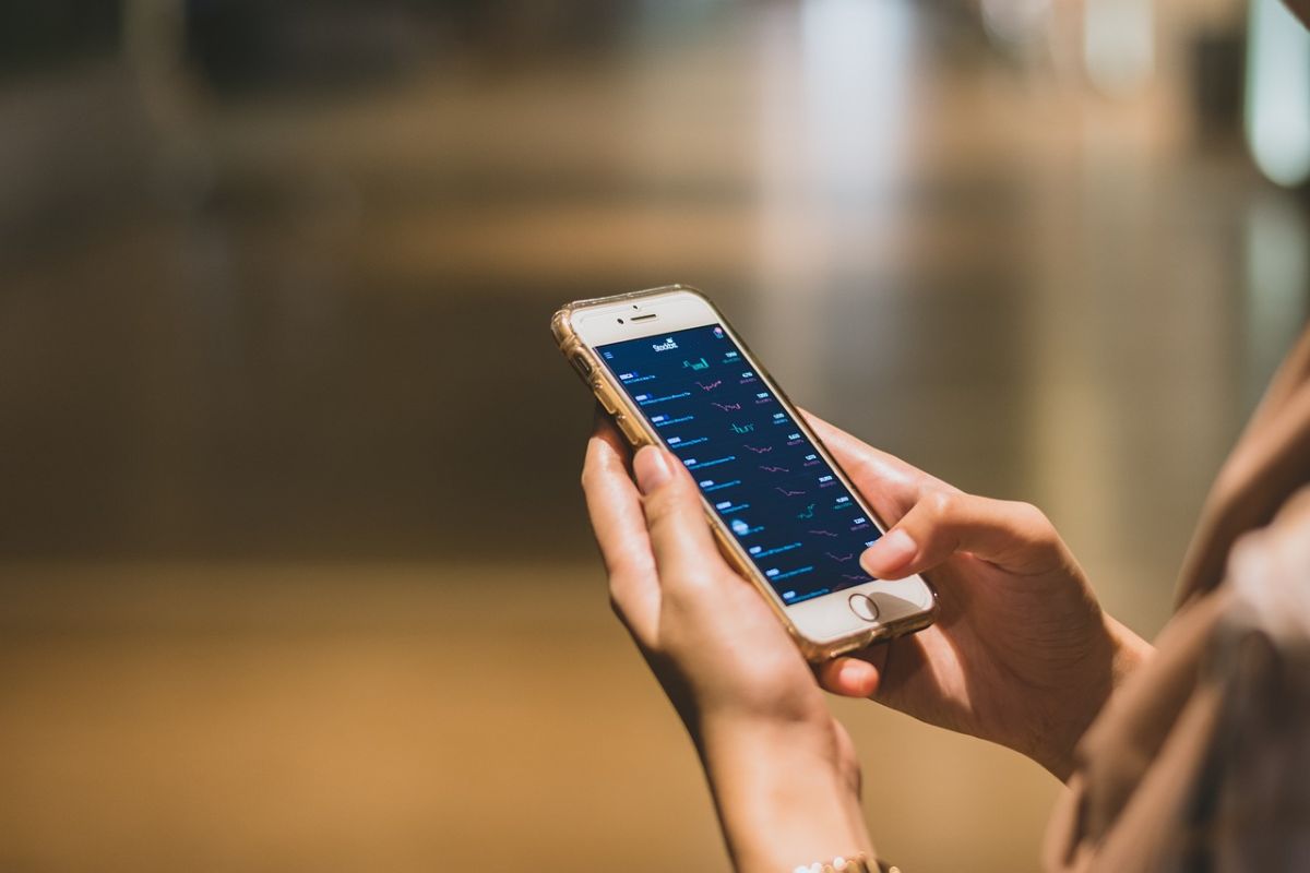 Una donna con in mano uno smartphone